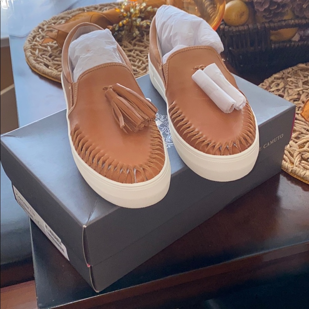 Vince Camuto slide in sneaker in tan color